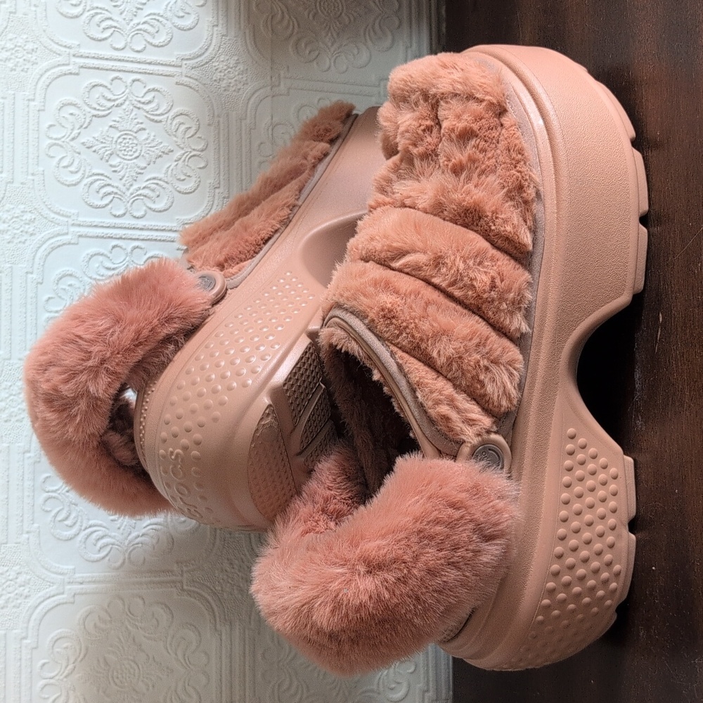Like New Crocs Stomp Quilted Platform Clogs Peach Sz. 10 Women's
